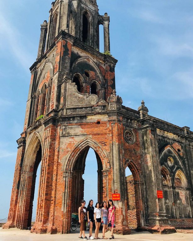 Sửng sốt trước nhà thờ được dân mạng ca tụng là “tháp nghiêng Pisa” phiên bản Việt