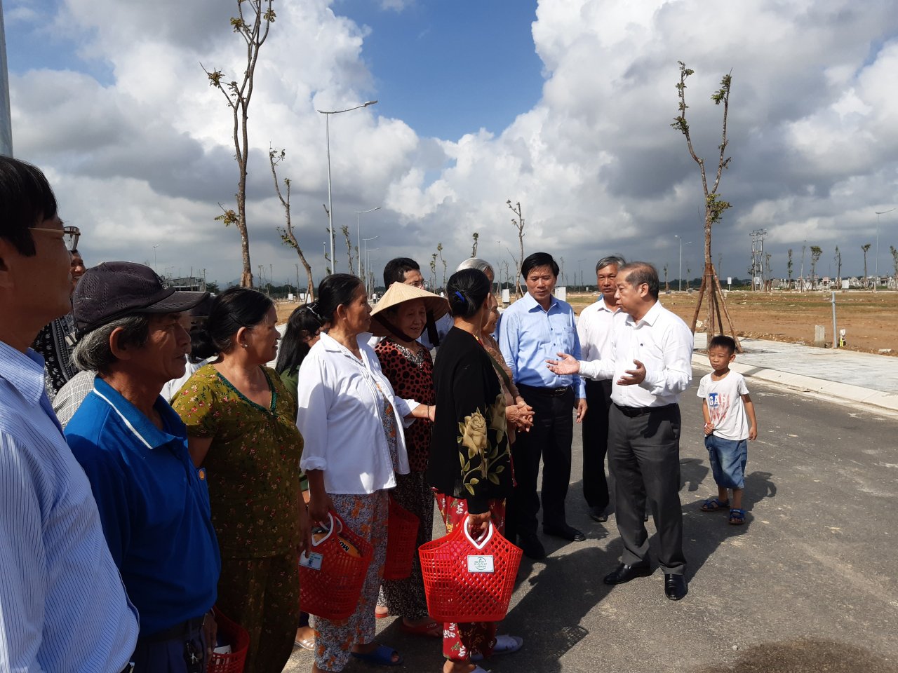 nguoi-dan-song-treo-tren-thuong-thanh-cung-chu-tich-tinh-di-xem-khu-tai-dinh-cu