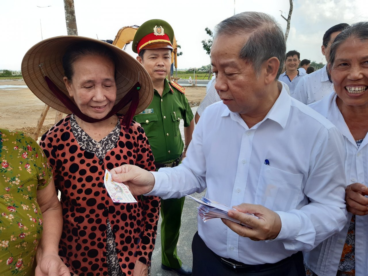 nguoi-dan-song-treo-tren-thuong-thanh-cung-chu-tich-tinh-di-xem-khu-tai-dinh-cu