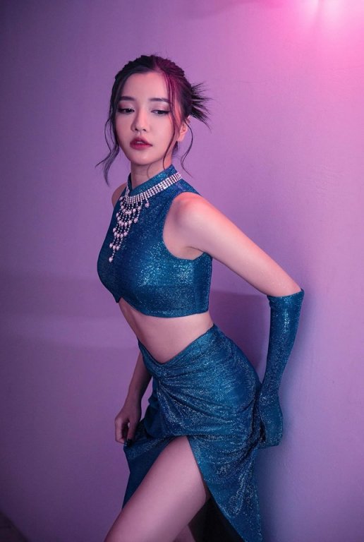 Bích Phương đơ người vì bị khán giả giật micro để tìm con