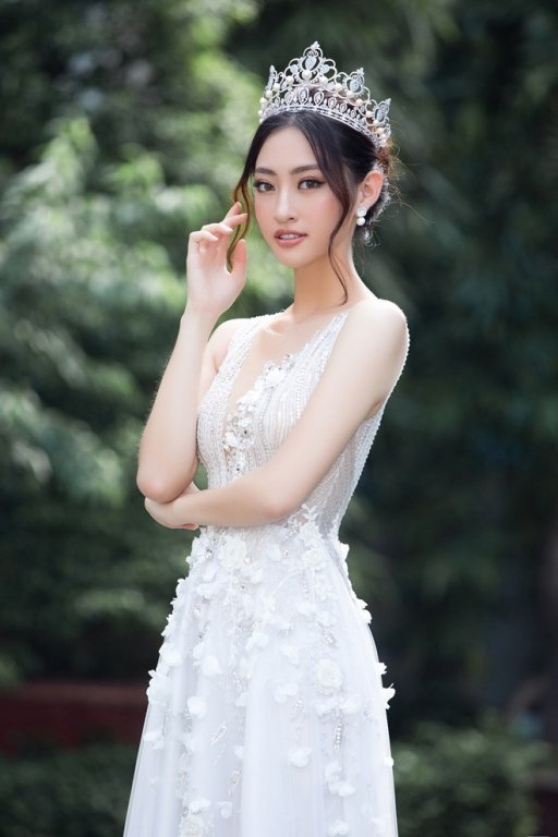 Hoa hậu Lương Thùy Linh đang tích cực luyện tập chuẩn bị cho cuộc thi Miss World diễn ra vào tháng 11 tại Anh. Với lịch tập, làm việc liên tục, người đẹp chỉ ngủ được 4-5 tiếng mỗi ngày. Do đó, cân nặng của Lương Thùy Linh so với thời điểm đăng quang hiện giảm 4 kg.