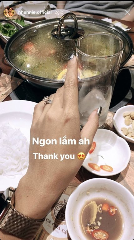 H'Hen Niê đăng ảnh đeo nhẫn đá quý ở ngón áp út tay trái khiến cộng đồng mạng xôn xao. Nhiều ý kiến nghi ngờ đây là nhẫn đính hôn của cô.