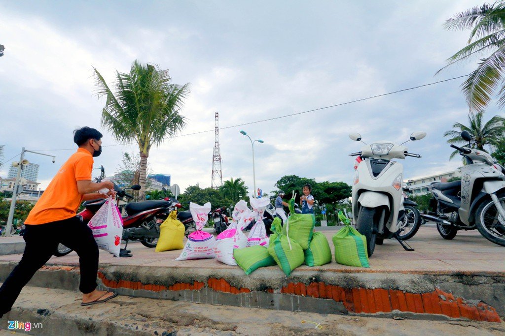 Người dân Nha Trang xúc cát về gia cố nhà cửa tránh bão số 5.