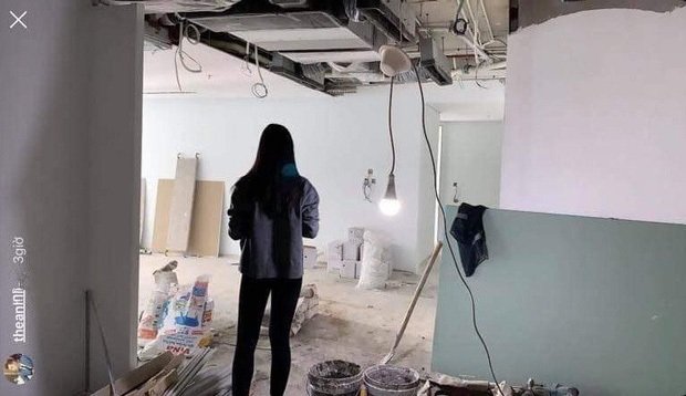 Thế Anh từng đăng tải hình ảnh phía sau một cô gái rất giống Tiểu Vy. 