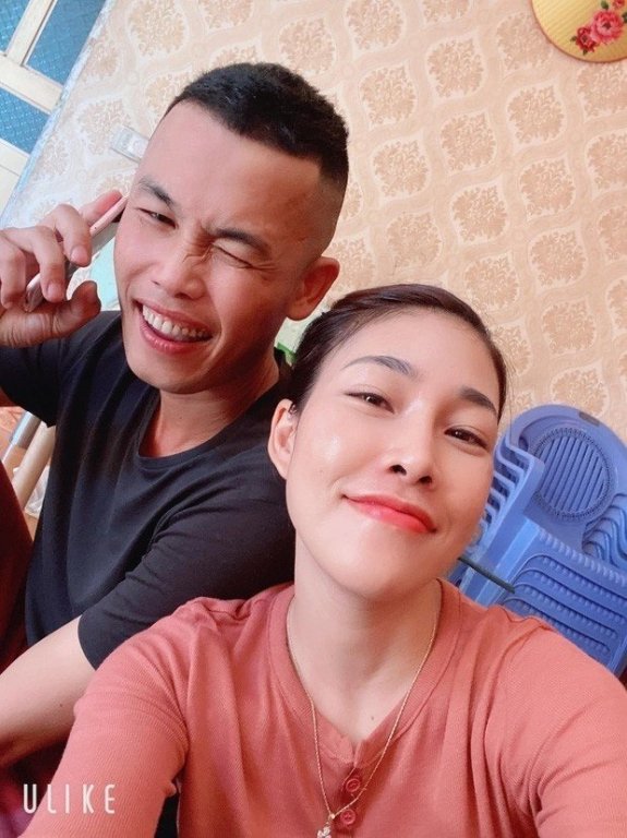 Hiệp Gà và vợ cũ tái hợp vui vẻ sau 1 năm ly hôn. Hình ảnh này khiến cộng đồng mạng khá bất ngờ bởi trước đó, cặp đôi từng đấu tố nhau qua lại trên mạng xã hội. 
