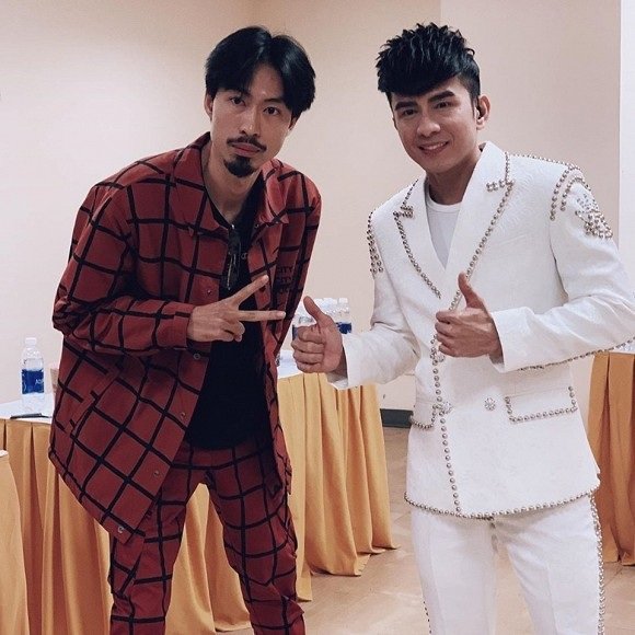 Rapper Đen Vâu khoe ảnh chụp cùng Đan Trường. Tuy nhiên, cộng đồng mạng nhận xét Đen Vâu trông 