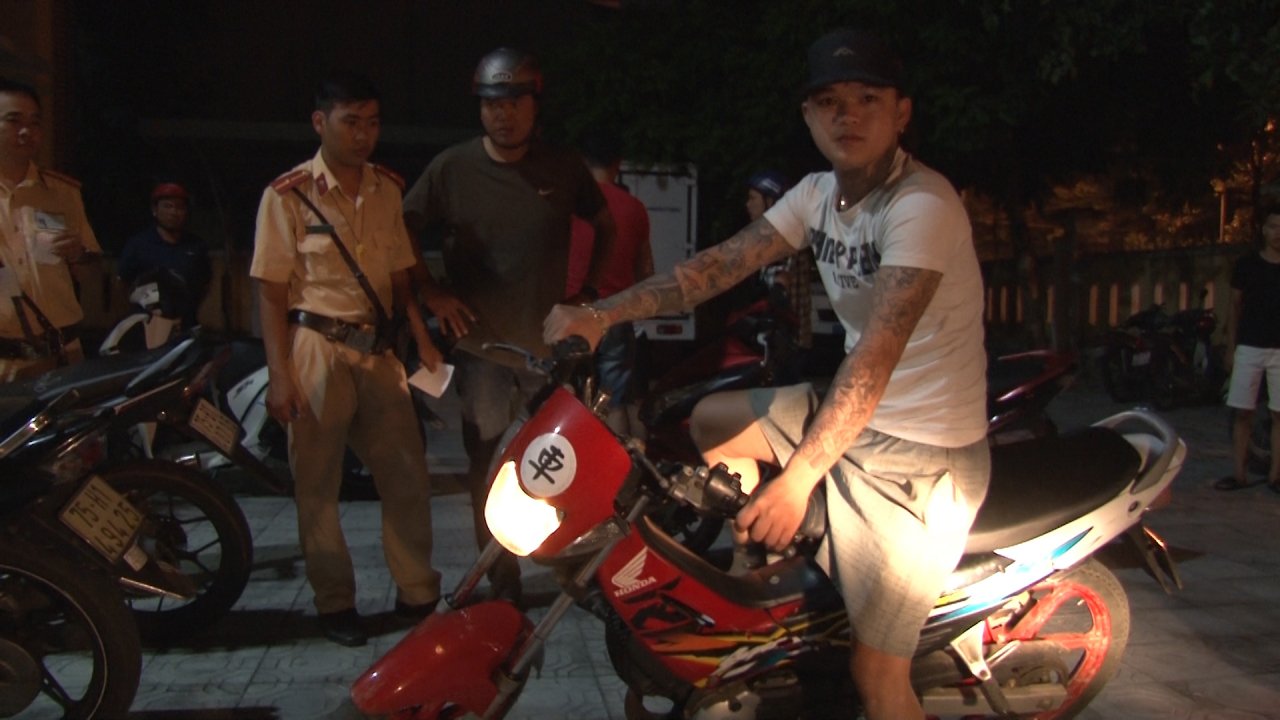 truy-bat-hang-chuc-quai-xe-nao-loan-duong-pho-hue