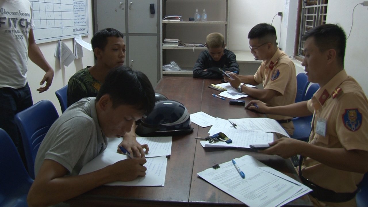 truy-bat-hang-chuc-quai-xe-nao-loan-duong-pho-hue