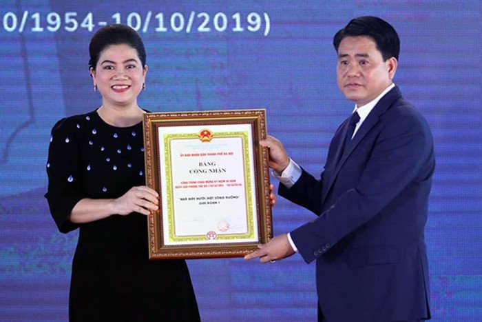 Chủ tịch UBND TP Nguyễn Đức Chung và bà Đỗ Thị Kim Liên - Chủ tịch HĐQT Nhà máy nước mặt Sông Đuống trong buổi lễ khánh thành.