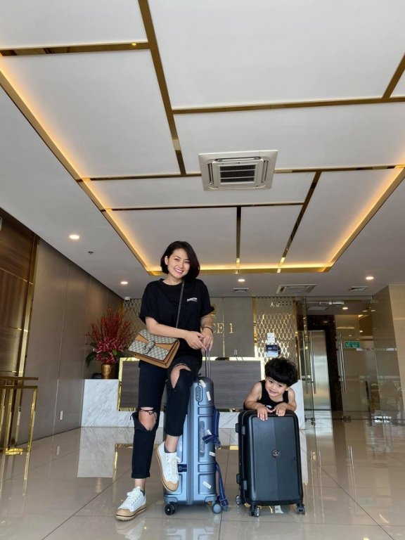 Ngọc Lan cùng con trai đi du lịch, vắng bóng ông xã Thanh Bình. Thời gian này, cả hai liên tục vướng tin đồn trục trặc hôn nhân.