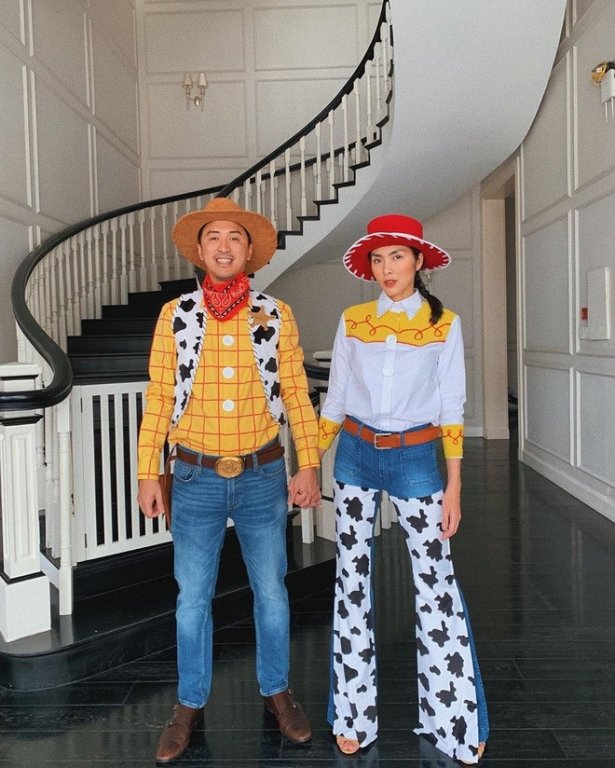 Vợ chồng Tăng Thanh Hà - Louis Nguyễn cũng tham gia vào bữa tiệc hóa trang. Cả hai hóa thân thành chàng cao bồi Woody và nàng Jessie trong bộ phim