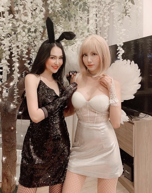 Bà xã Tuấn Hưng và ca sĩ Hạnh Sino hóa trang gợi cảm tham gia bữa tiệc Halloween ở một quán bar.