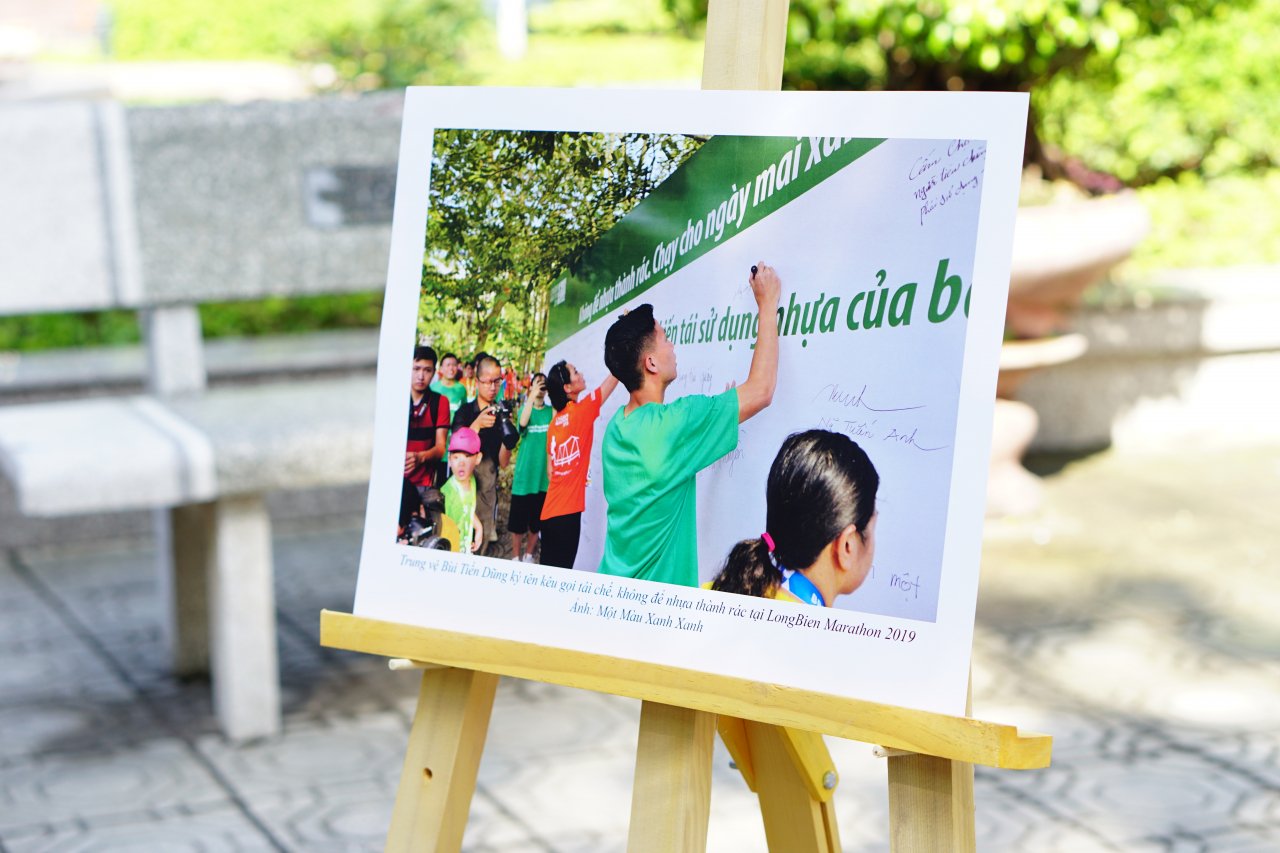 sinh-vien-bao-chi-truyen-thong-diep-xanh-qua-trien-lam-anh-loi-cua-rac