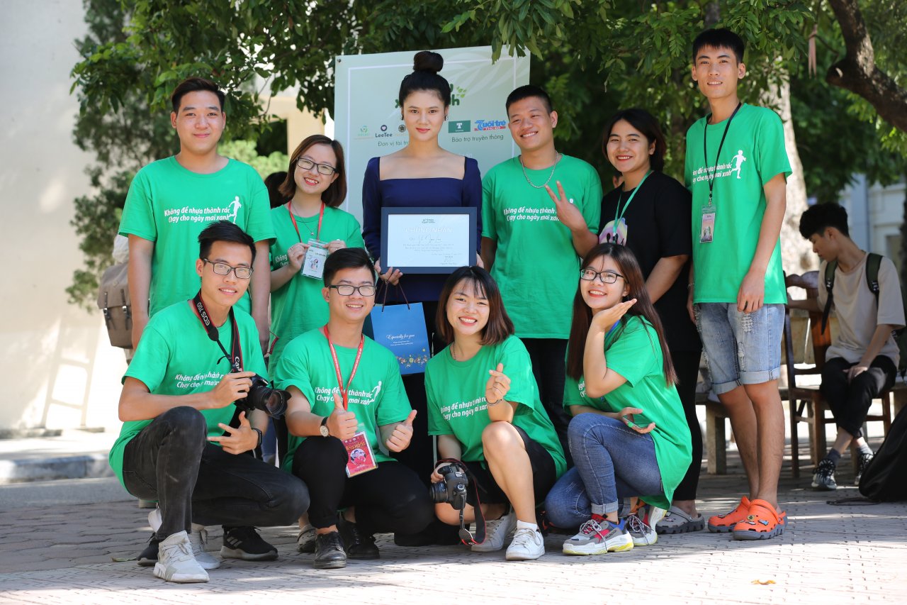 sinh-vien-bao-chi-truyen-thong-diep-xanh-qua-trien-lam-anh-loi-cua-rac