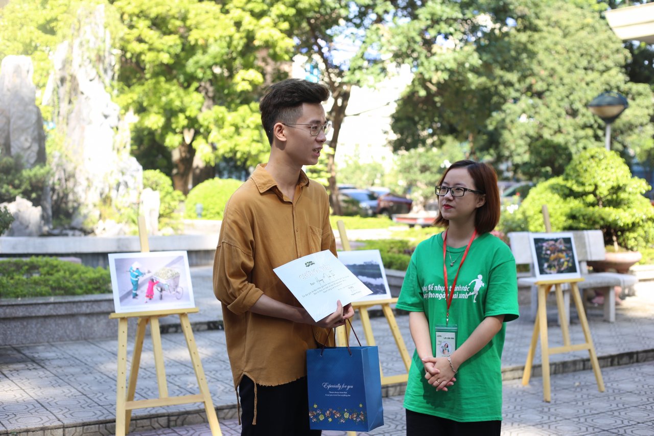 sinh-vien-bao-chi-truyen-thong-diep-xanh-qua-trien-lam-anh-loi-cua-rac