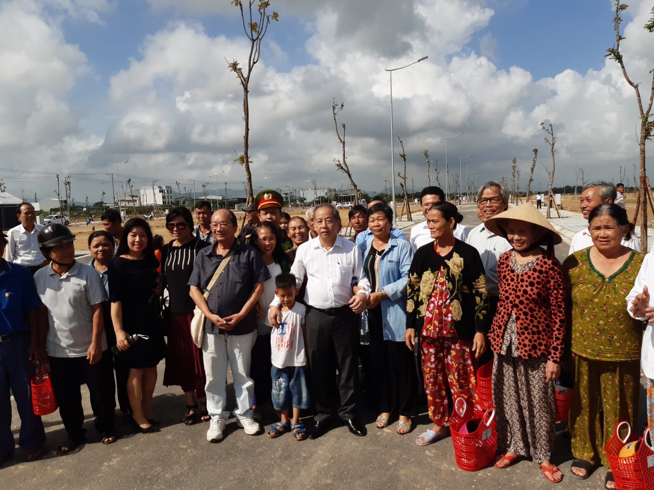 bi-thu-tinh-uy-viet-thu-keu-goi-ung-ho-nguoi-ngheo-thuoc-du-an-di-doi-dan-cu-khu-vuc-i-kinh-thanh-hue