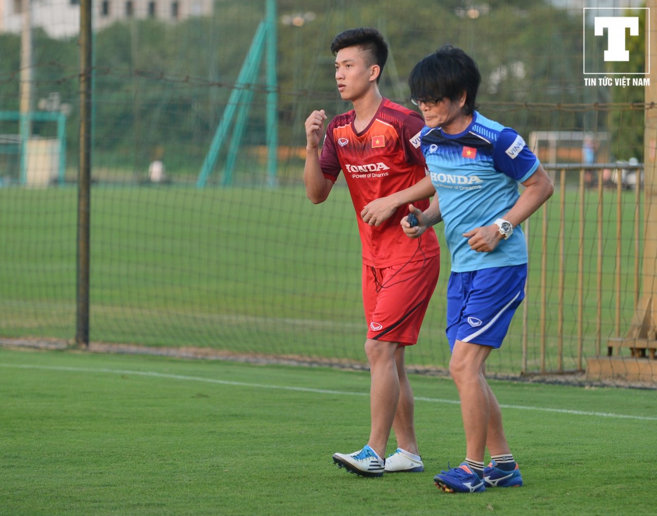 phan-van-duc-bi-thay-park-danh-yeu-vi-de-mong-tay-tap-luyen