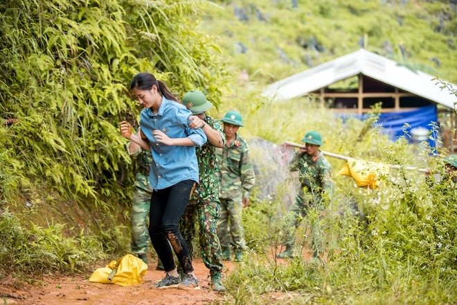 Hoa hậu Lương Thùy Linh cùng mọi người vác vật liệu lên Cao Bằng để xây dựng con đường mới. Do đường trơn trượt nên người đẹp liên tục bị vấp ngã.