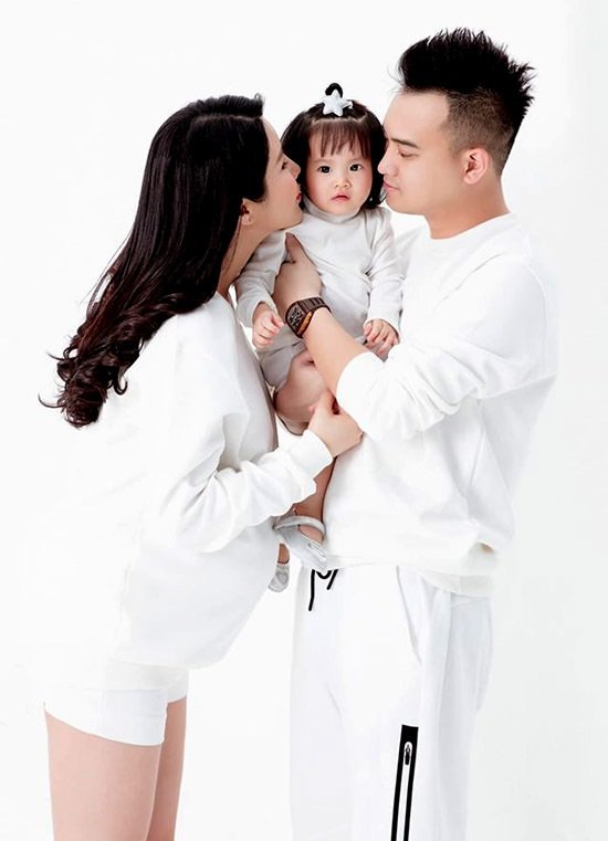 Vợ chồng Diệp Lâm Anh mừng con gái tròn một tuổi. Được biết, người đẹp đang ở những ngày cuối thai kỳ. Con thứ hai của cô là bé trai.