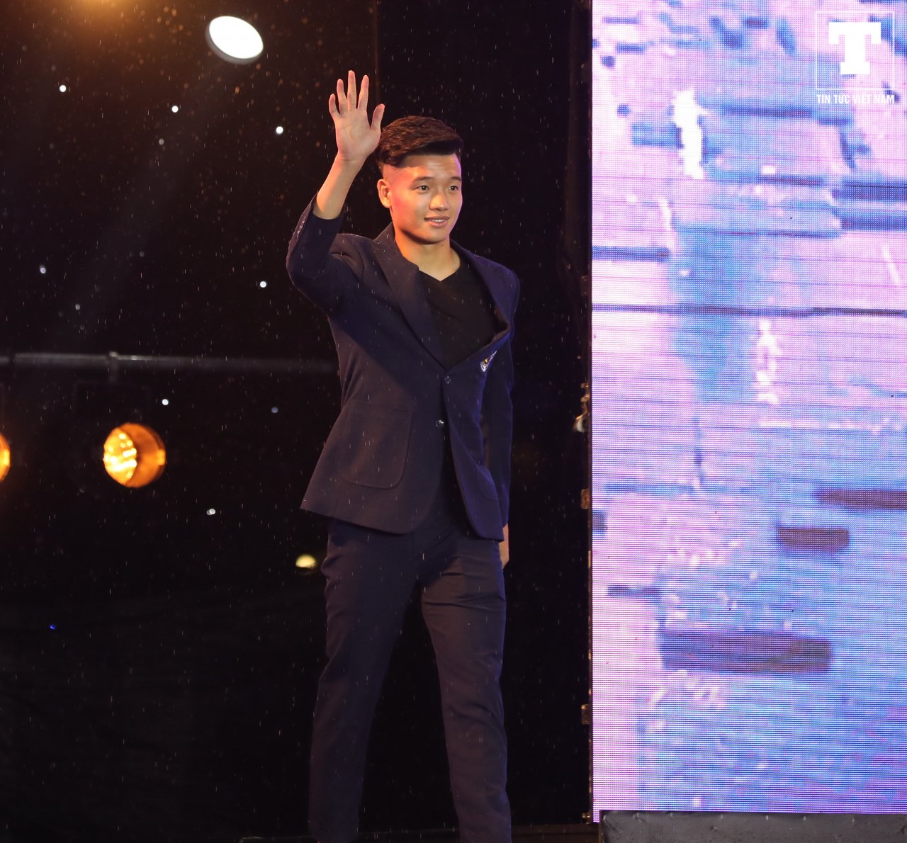 quang-hai-bui-tien-dung-duy-manh-hoa-nam-than-trong-le-mung-cong-cua-ha-noi-fc