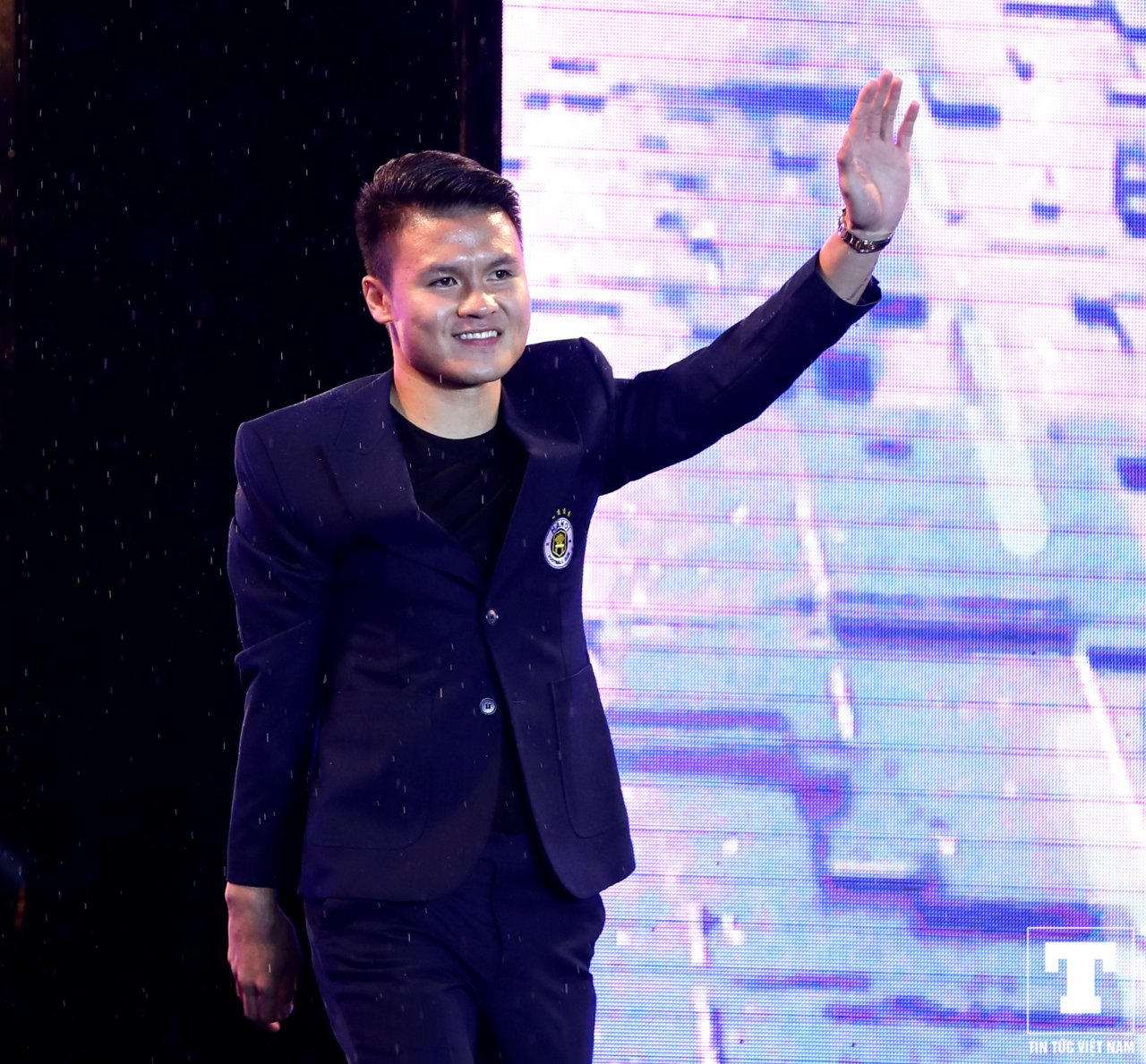 quang-hai-bui-tien-dung-duy-manh-hoa-nam-than-trong-le-mung-cong-cua-ha-noi-fc