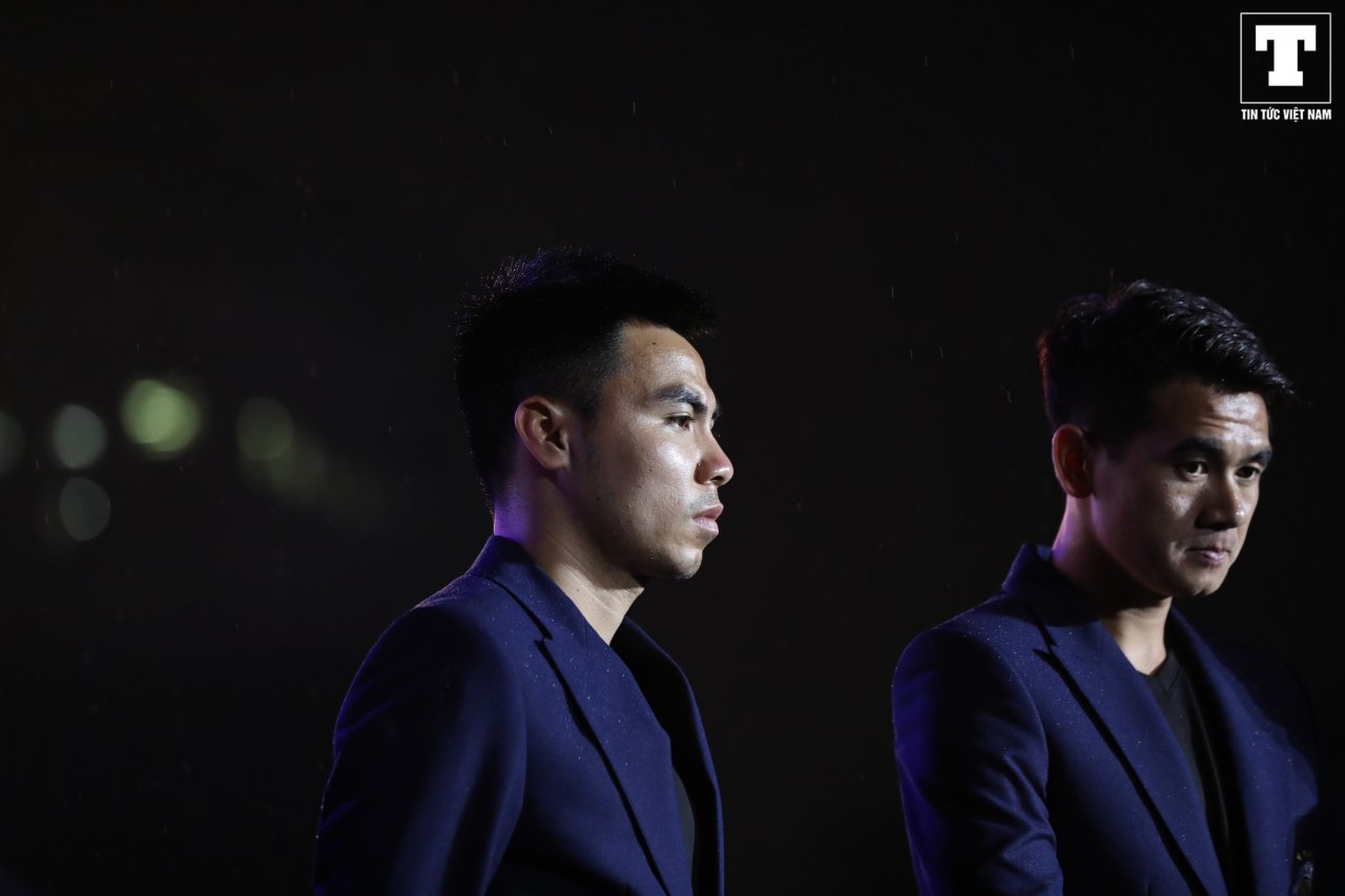 quang-hai-bui-tien-dung-duy-manh-hoa-nam-than-trong-le-mung-cong-cua-ha-noi-fc
