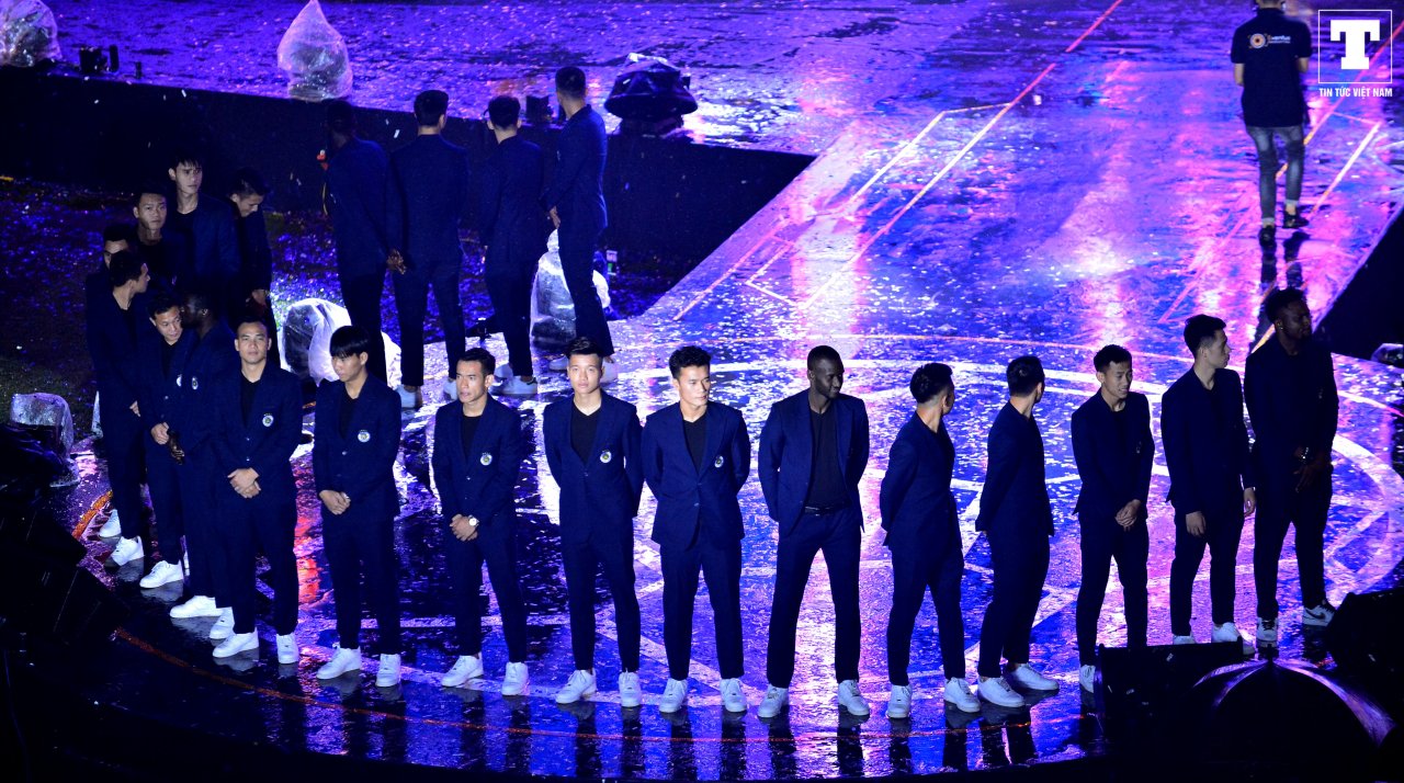quang-hai-bui-tien-dung-duy-manh-hoa-nam-than-trong-le-mung-cong-cua-ha-noi-fc