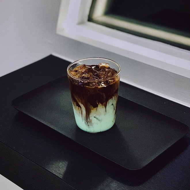 Uống cà phê từ ống tiêm và cốc được dùng trong các phòng thí nghiệm