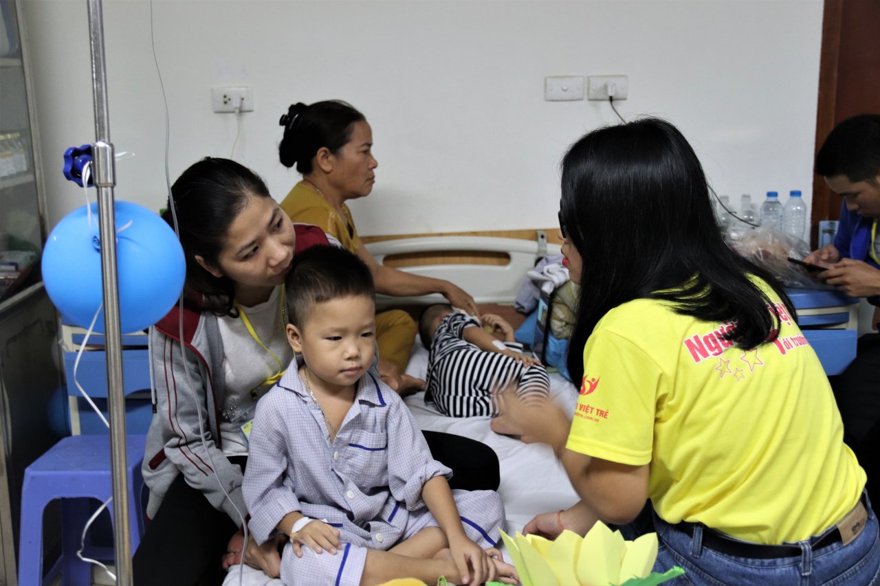 dai-su-thu-quynh-tang-1000-doa-huong-duong-den-cac-benh-nhi-tan-mau-bam-sinh