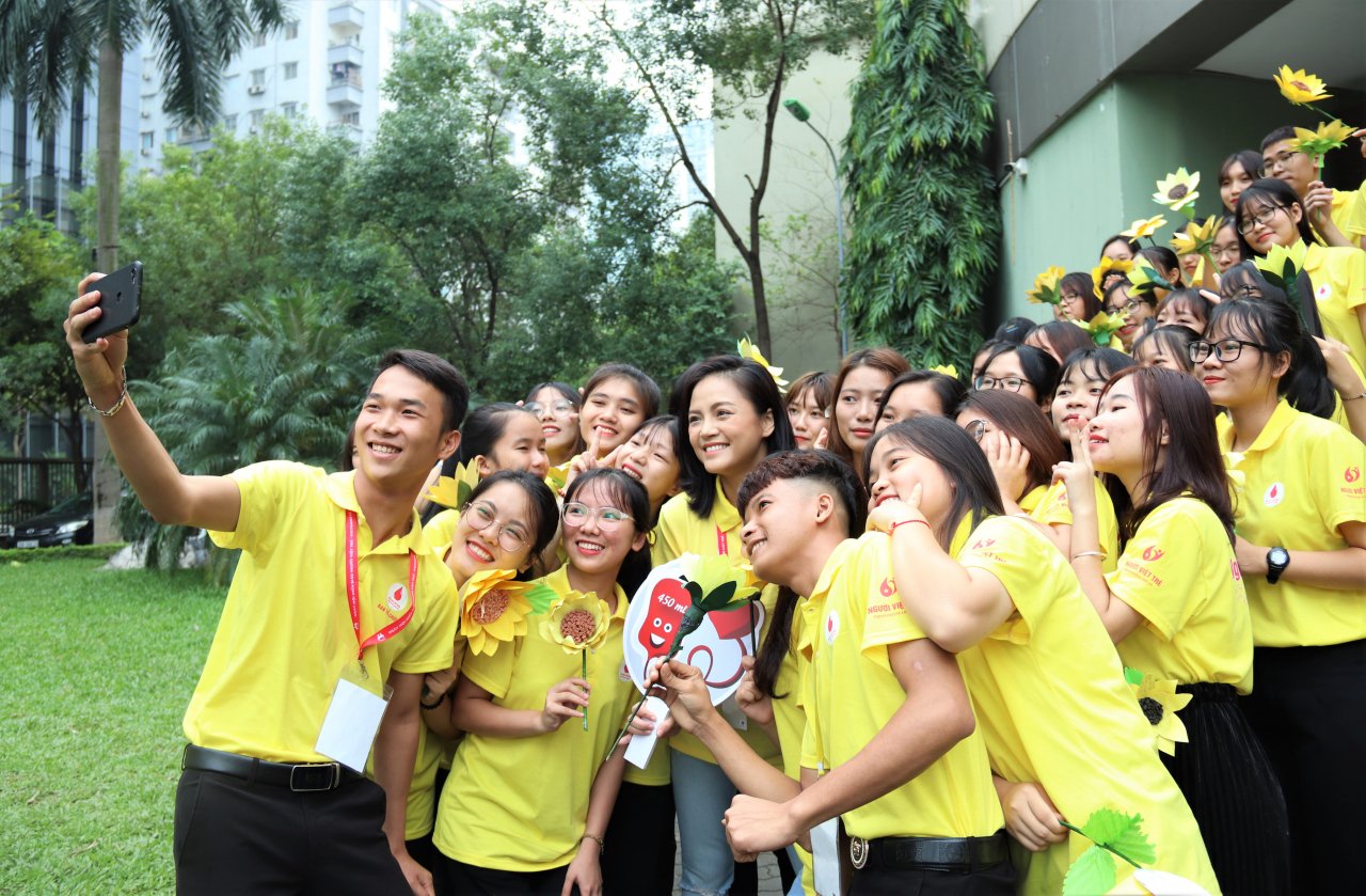 dai-su-thu-quynh-tang-1000-doa-huong-duong-den-cac-benh-nhi-tan-mau-bam-sinh