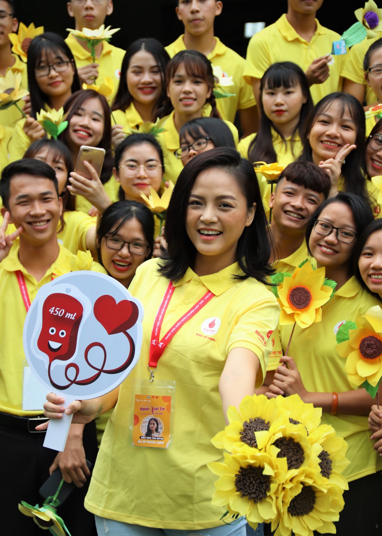dai-su-thu-quynh-tang-1000-doa-huong-duong-den-cac-benh-nhi-tan-mau-bam-sinh