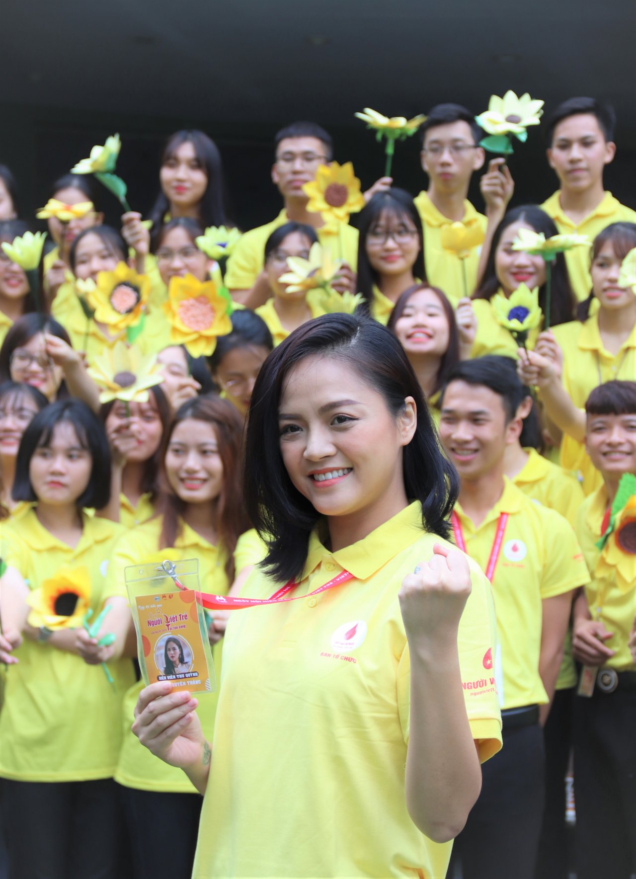 dai-su-thu-quynh-tang-1000-doa-huong-duong-den-cac-benh-nhi-tan-mau-bam-sinh