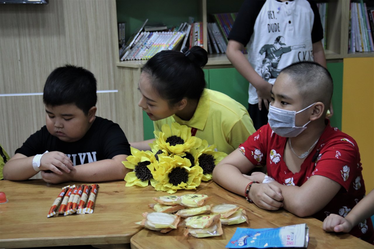 dai-su-thu-quynh-tang-1000-doa-huong-duong-den-cac-benh-nhi-tan-mau-bam-sinh