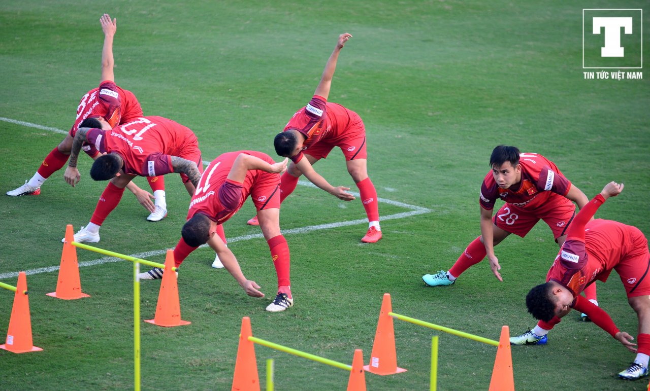 hlv-park-hang-seo-cuoi-hip-mat-khi-nhin-quang-hai-vuot-kho-tren-san-tap