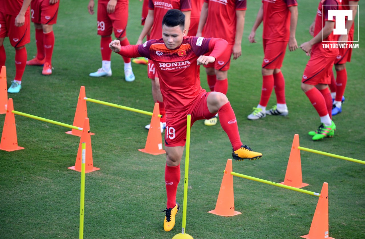 hlv-park-hang-seo-cuoi-hip-mat-khi-nhin-quang-hai-vuot-kho-tren-san-tap
