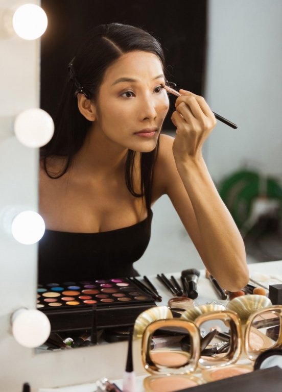 Hoàng Thùy khoe mặt mộc trong tập 2 của