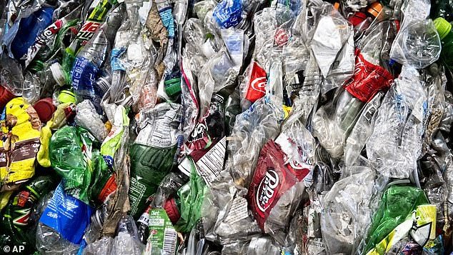 Coca-Cola gây ô nhiễm rác thải nhựa nhiều nhất thế giới