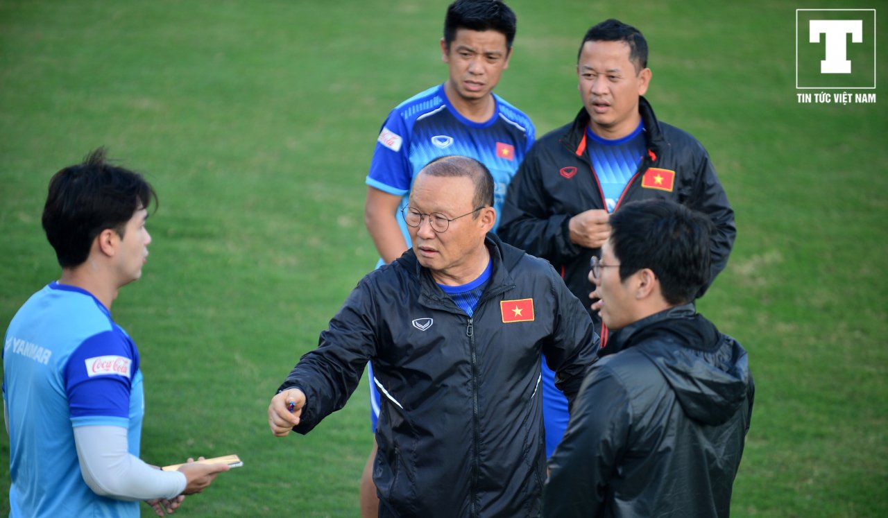 hung-dung-tap-rien-hlv-park-hang-seo-thay-doi-sac-mat-sau-cuoc-dien-thoai-bat-ngo-tren-san-tap
