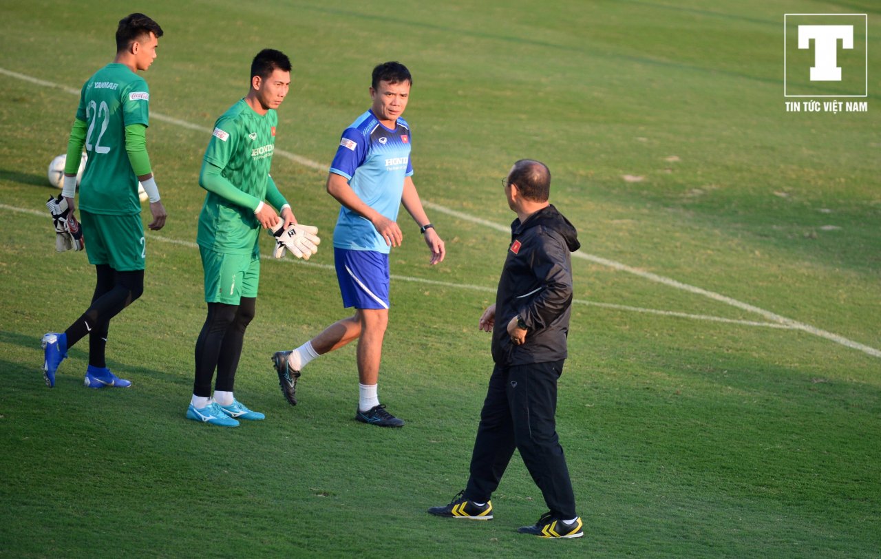 hung-dung-tap-rien-hlv-park-hang-seo-thay-doi-sac-mat-sau-cuoc-dien-thoai-bat-ngo-tren-san-tap