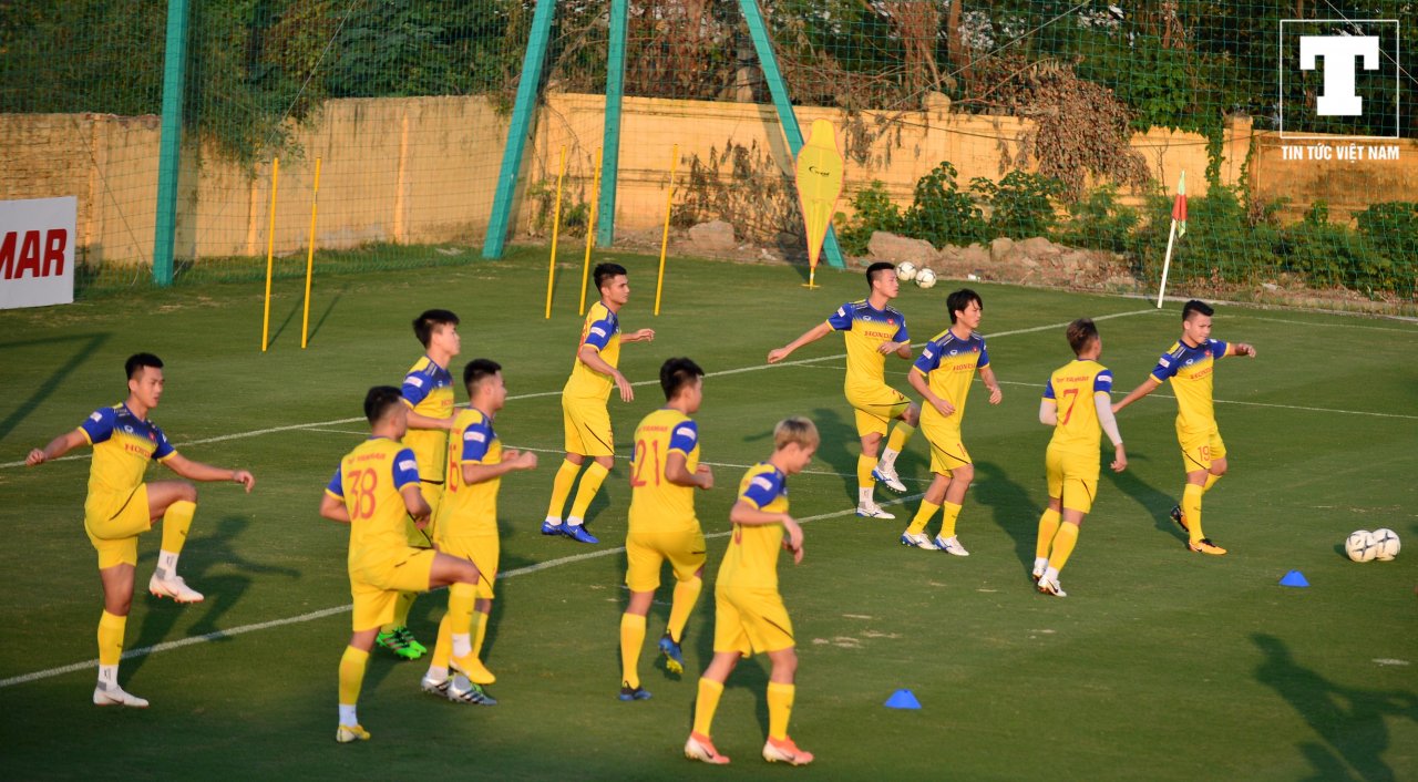 hung-dung-tap-rien-hlv-park-hang-seo-thay-doi-sac-mat-sau-cuoc-dien-thoai-bat-ngo-tren-san-tap