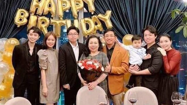 Sau đó không lâu, Hoàng Thùy Linh còn tới dự sinh nhật mẹ Gil Lê. Không chỉ luôn đứng bên cạnh nhau trong buổi tiệc, Hoàng Thùy Linh còn chuẩn bị một bó hoa có dòng chữ