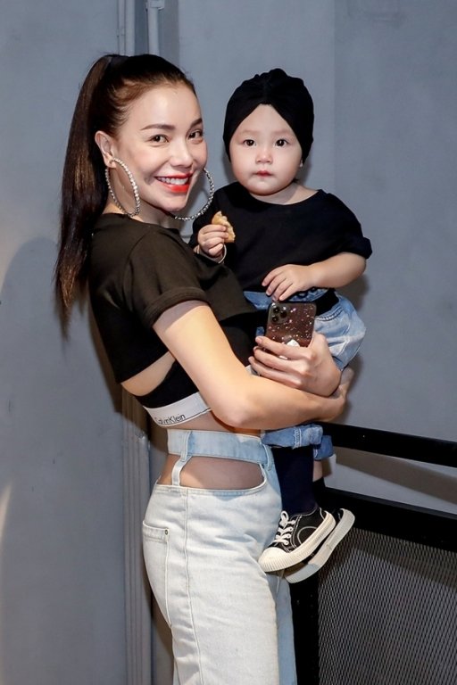 Trà Ngọc Hằng đưa con gái Sophia tới sự kiện. 