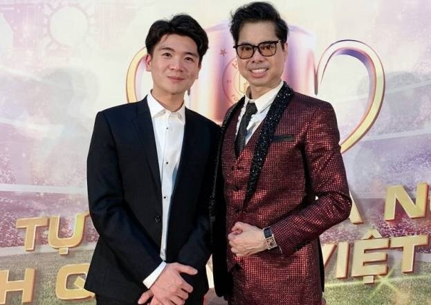 Xuất hiện trong sự kiện thể thao mới đây, Quang Vinh - con trai ông bầu Hiển có dịp song ca với Ngọc Sơn. Danh nhân trẻ bày tỏ mong muốn nhận Ngọc Sơn làm thầy trước sự chứng kiến của cha mẹ anh và đông đảo khán giả. Trước lời ngỏ này, giọng ca 