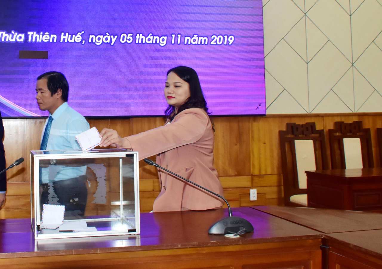 thua-thien-hue-lanh-dao-tinh-cung-can-bo-cong-vien-chuc-ung-ho-nguoi-ngheo-trong-cuoc-di-dan-lich-su