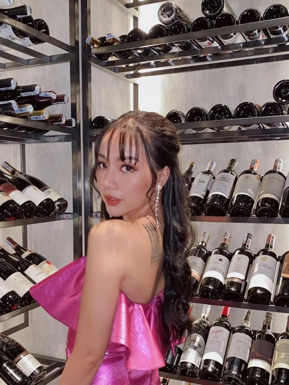 Sau khi hẹn hò với bạn trai đai gia, Băng Di được khen ngày càng xinh đẹp và theo đuổi phong cách gợi cảm. 