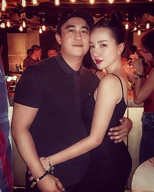 Được biết, bạn trai cô là Justin Chiêm, hơn cô 9 tuổi. Cả hai hẹn hò với nhau từ năm 2016. Tuy nhiên, phải một năm sau, người đẹp mới công khai tình cảm. Justin Chiêm là doanh nhân thành đạt, chủ của nhiều nhà hàng, quán bar có tiếng tại TP HCM. Anh cũng có mối quan hệ thân thiết với vợ chồng Tăng Thanh Hà.