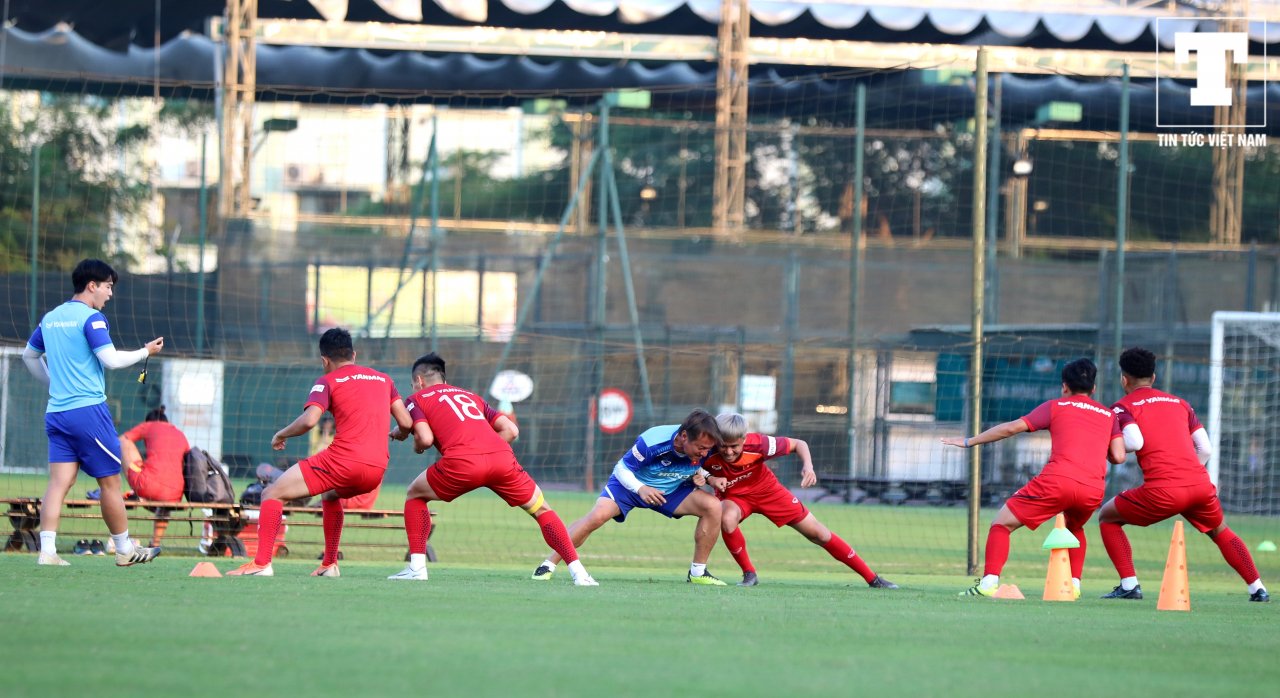 mai-xuan-quyet-va-dong-doi-muot-mo-hoi-voi-bai-tap-the-luc-cua-hlv-park-hang-seo