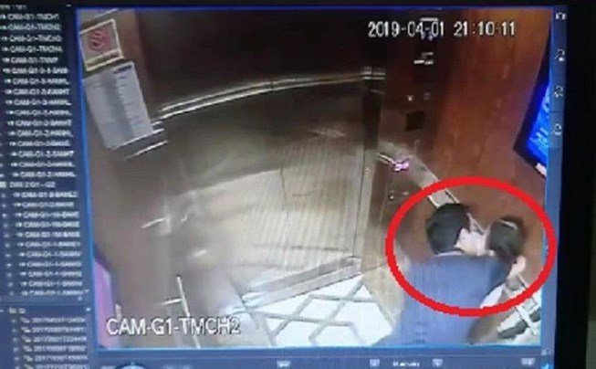 Hành vi của Nguyễn Hữu Linh với bé gái bị camera ghi lại. (Ảnh: Cắt từ clip).