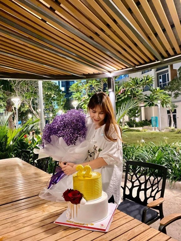 Hồ Hoài Anh tổ chức sinh nhật với hoa và bánh kem có ghi dòng chữ