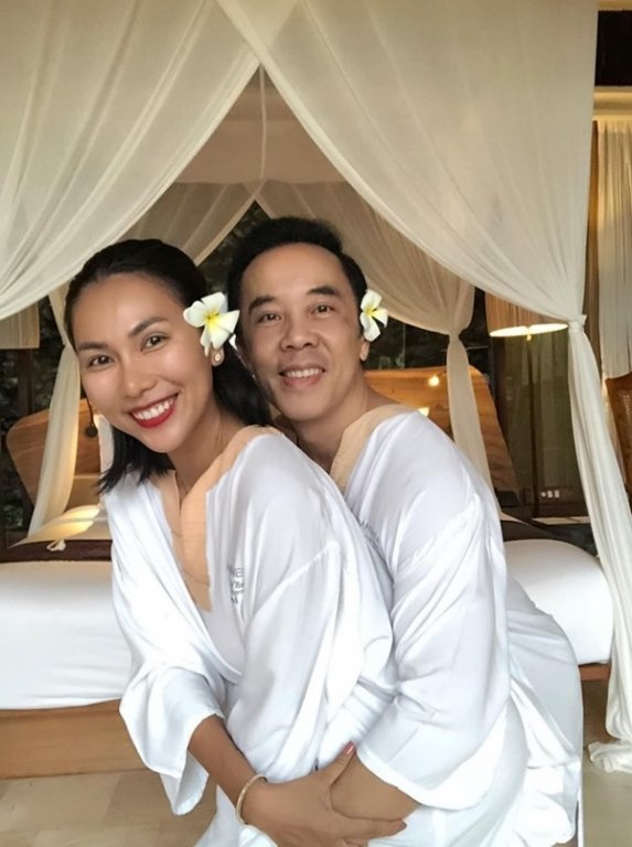 hánh Ngọc công khai bạn trai sau 2 năm giấu kín khuôn mặt. Được biết, bạn trai cô là Việt kiều Mỹ, tên Desalle Bùi. Anh rất.gần gũi với bé Kuni, con trai 6 tuổi của Khánh Ngọc.